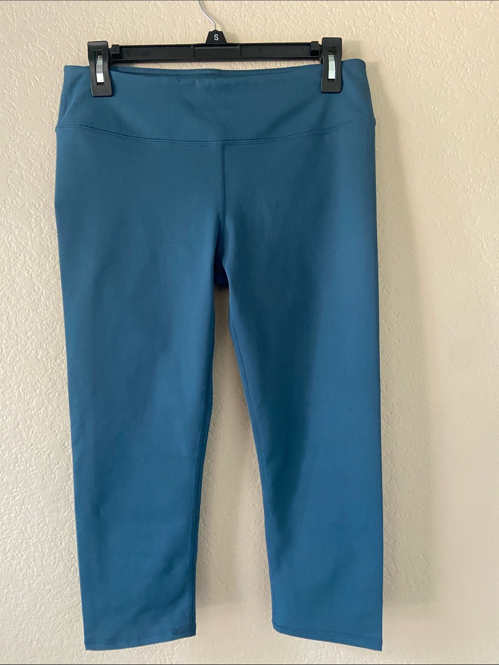 Fabletics teal leggings capri-length. Size M. Worn once